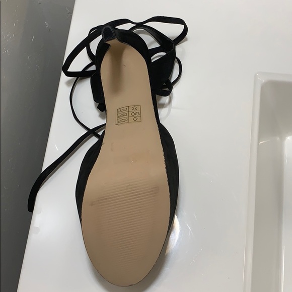 Gorgeous Aldo tie up platform heel!! - Picture 4 of 8